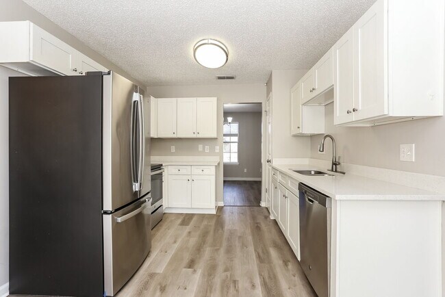 Building Photo - 548 Edward Rutledge St