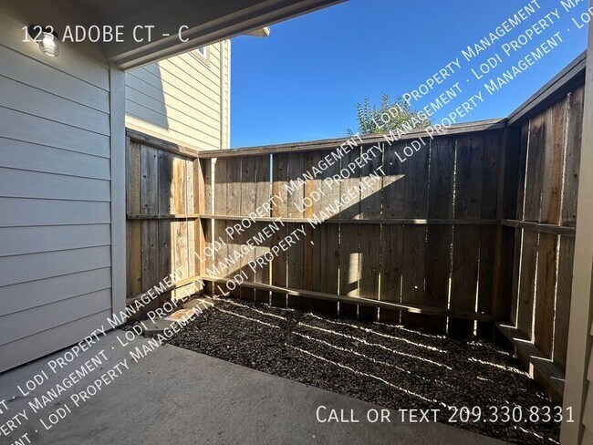 Building Photo - 123 Adobe Ct