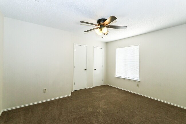 Building Photo - Upscale Townhouse in Great Area