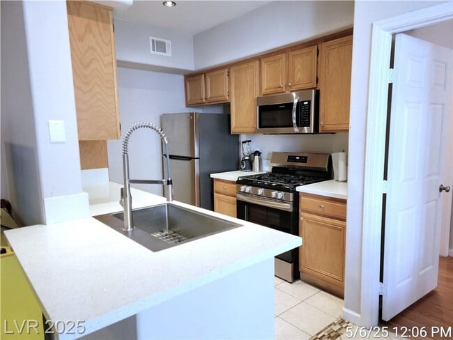 Building Photo - RESORT STYLE LIVING IN SOUTHWEST GATED COM...