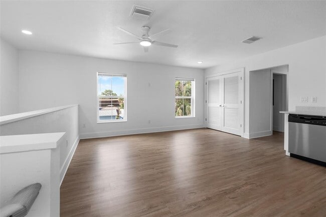 Building Photo - 505 43rd St S