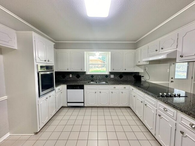 Building Photo - Beautiful 4 Bedroom 2 Bathroom home in Tyler!