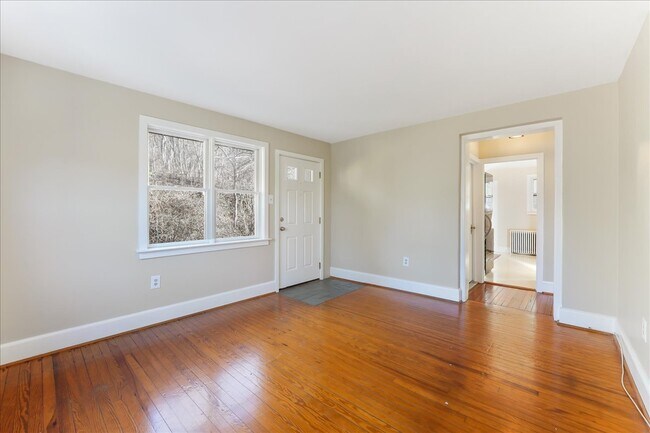 Building Photo - 825 Creek Rd