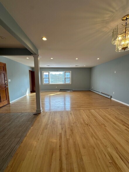 Building Photo - 33 E 51st St