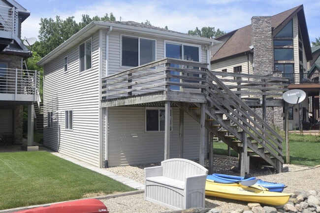 Building Photo - 2 bedroom / 2 bathroom home for rent in Cedar Lake