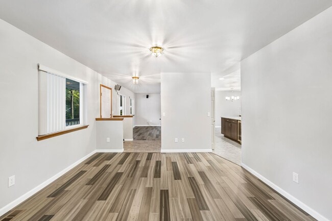 Building Photo - Immaculately maintained rambler in Sammamish with huge yard!!