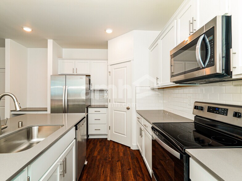 Building Photo - 8031 Dagny St SW