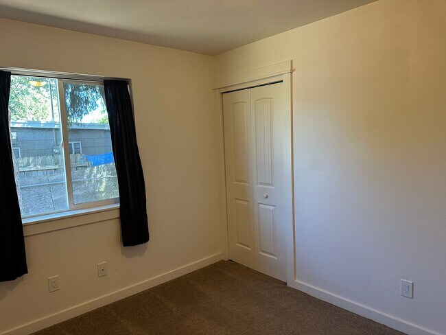 Building Photo - Updated 4 bedroom 2 bath house in Eugene!