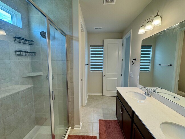 Building Photo - Cute 3BR/2BA Townhouse Minutes from Uptown