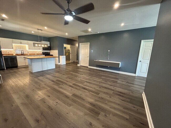Building Photo - Charming 3 Bedroom, 1 Bath Home – 1,440 Sq...