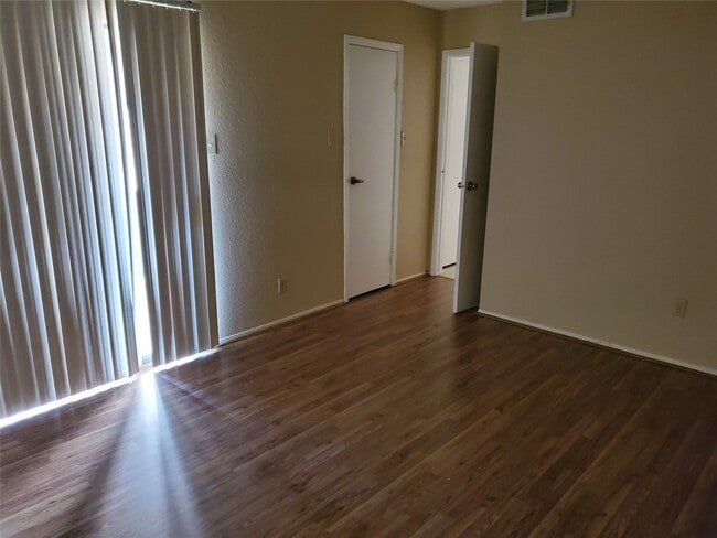 Building Photo - 6701 Sands Point Dr