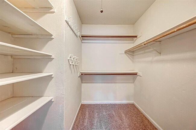 Building Photo - 13922 Hollowgreen Dr