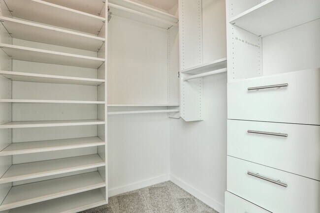 Building Photo - Luxury 28th Floor 2 Bedroom Condo For Leas...