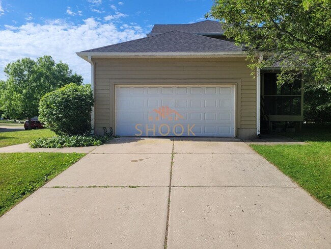 Building Photo - Large 3 BR Townhome/Condo - Available mid June