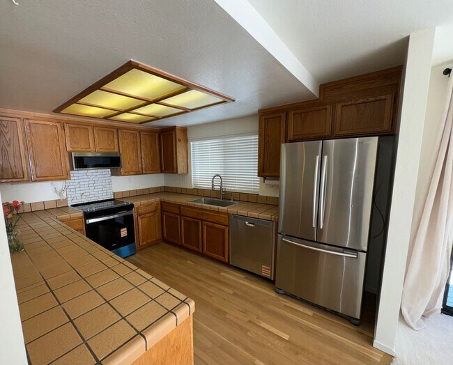 Building Photo - Walking distance to beaches, restaurants, 3 bedroom, 2 bathroom, upstairs level of home