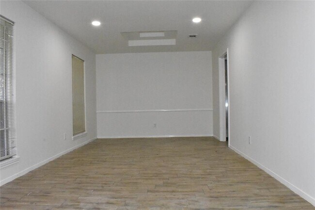 Building Photo - 10427 Huntington Wood Dr