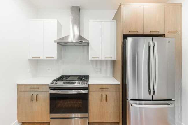 Building Photo - 1954 N Sheffield Ave