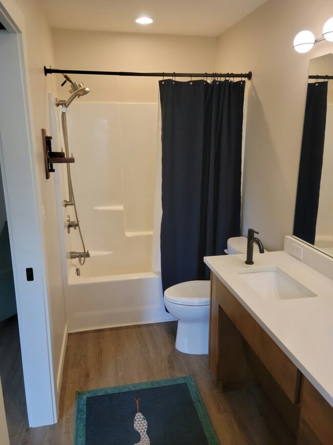 Building Photo - 10351 SE Orient Dr