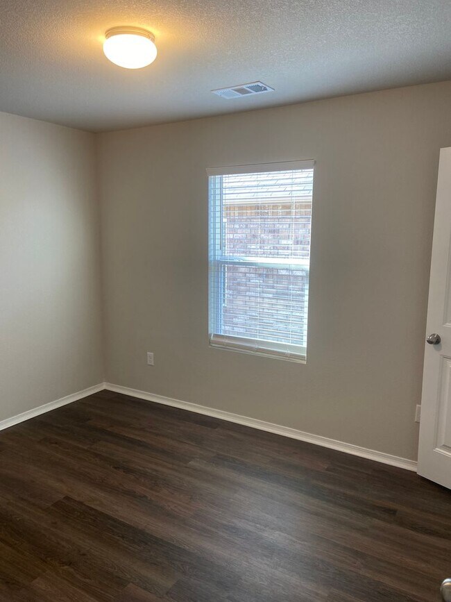 Building Photo - *Pre-leasing* Three Bedroom | Two Bathroom...