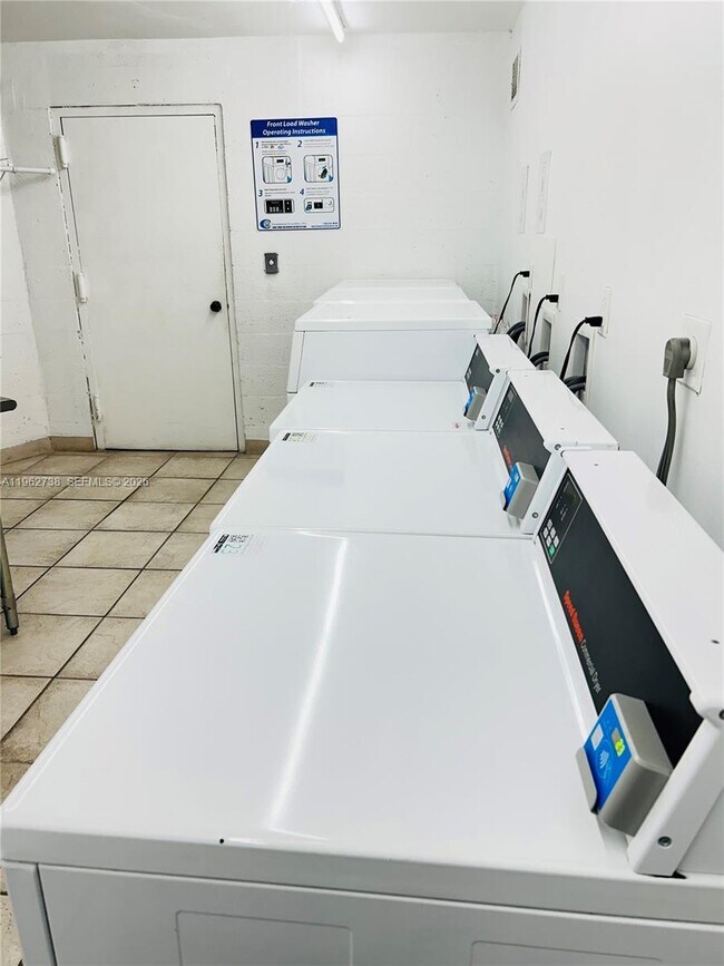 Building Photo - 800 Parkview Dr