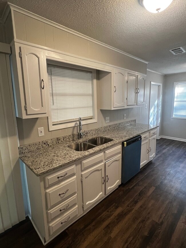 Building Photo - 8702 Oakhaven Dr