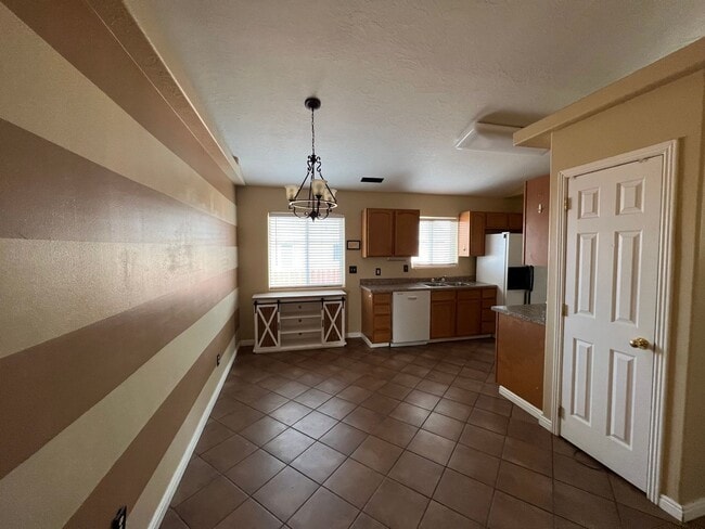 Building Photo - 3 Bedroom 2 bath with Garage