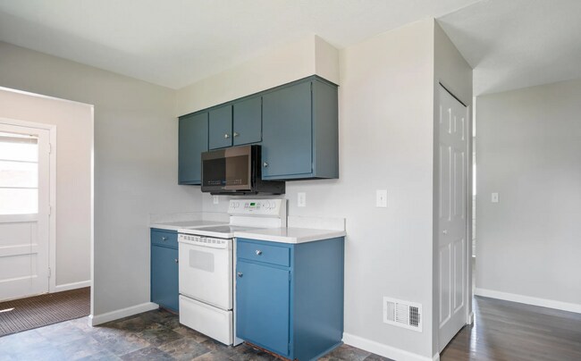 Building Photo - Welcome home to this updated bright and sp...