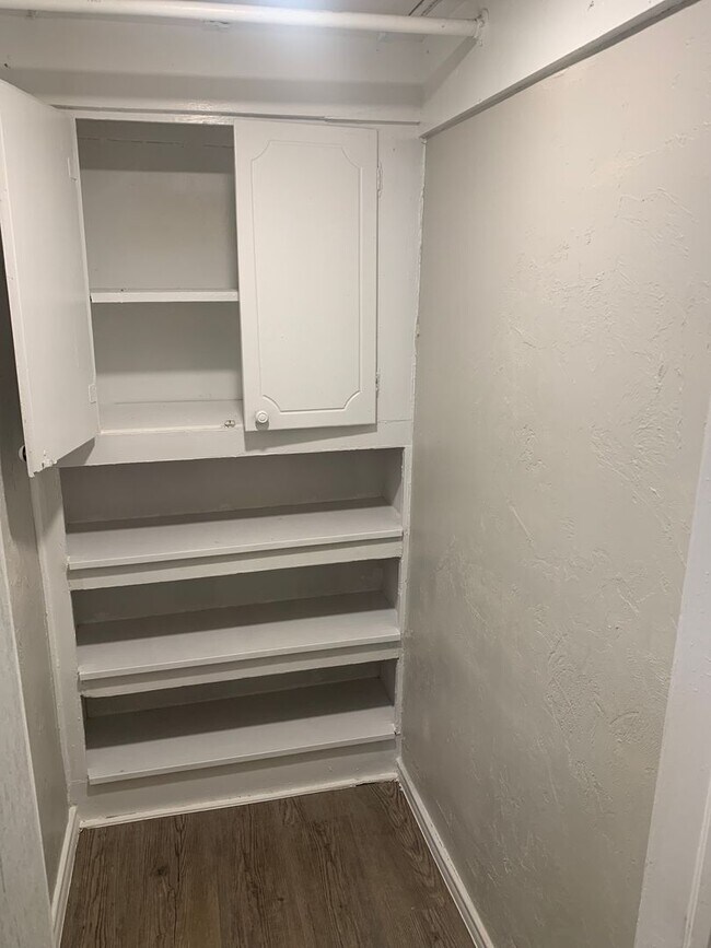 Building Photo - Studio Apartment in Jefferson Park