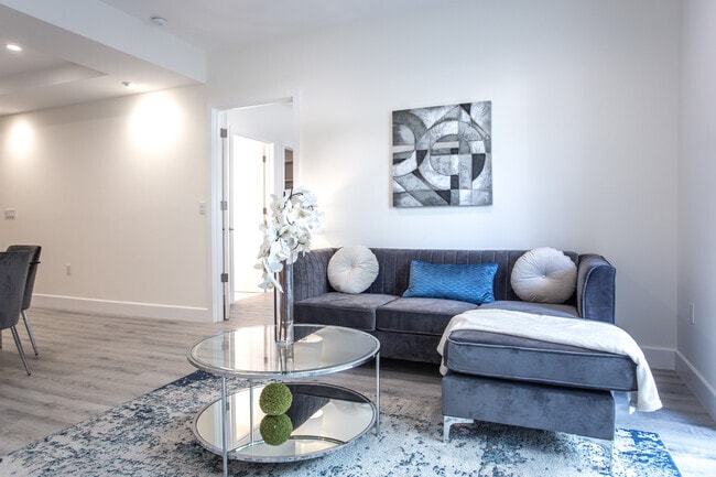 2BR, 2BA-1299 SF - 1237 S Holt Ave