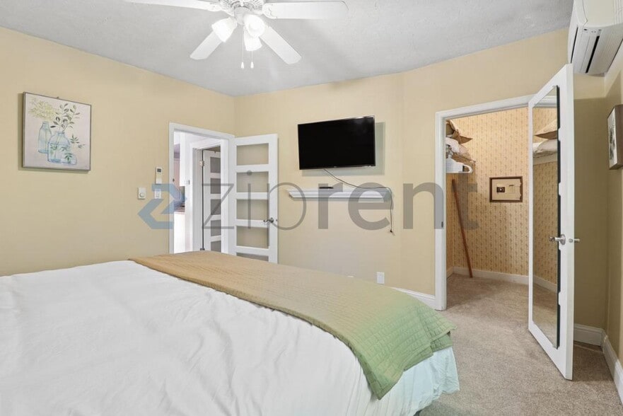 Building Photo - Unit 9750