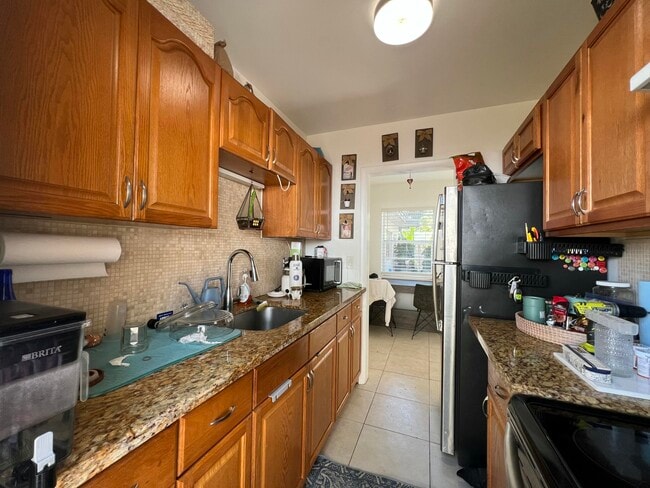 Building Photo - 1130 NE 3rd Ave