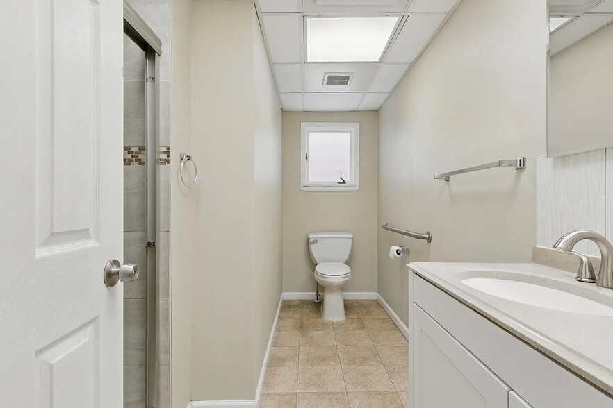 Building Photo - 66 Cazenovia St