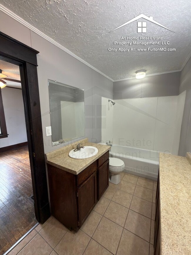 Building Photo - 302 W 6th St