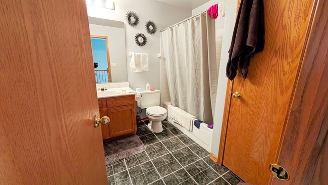 Building Photo - 1025 Woodview Ct