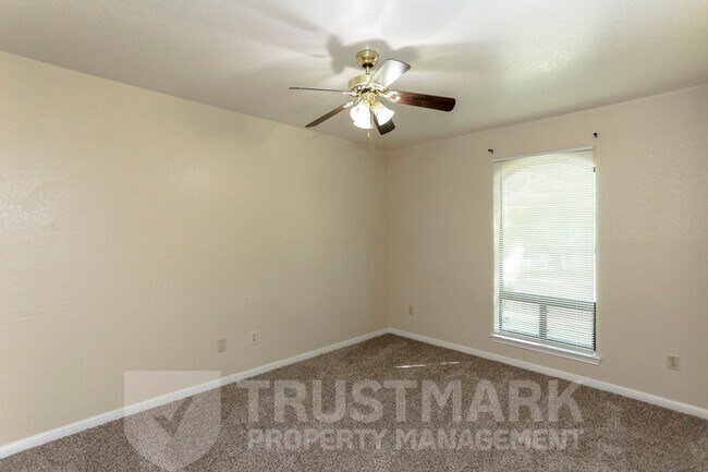 Building Photo - 800 Silver Creek Dr