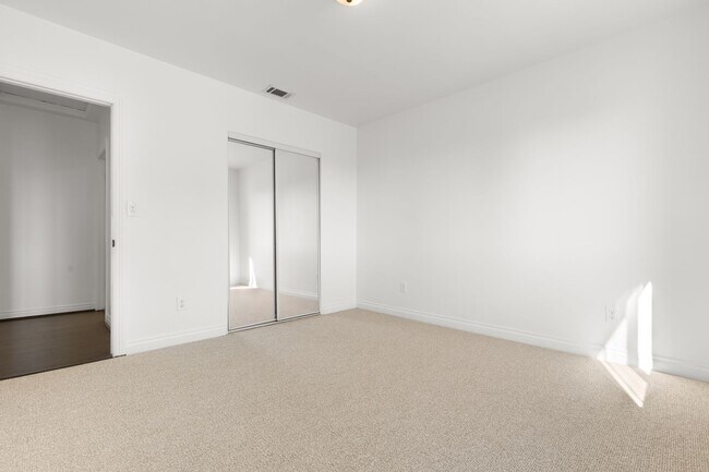 Building Photo - 4 Bed / 3 Bath Townhouse - Across the street from USC Keck Medical Center!