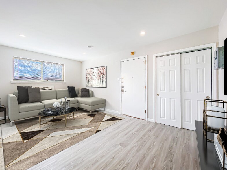 Building Photo - 9400 Roosevelt Blvd