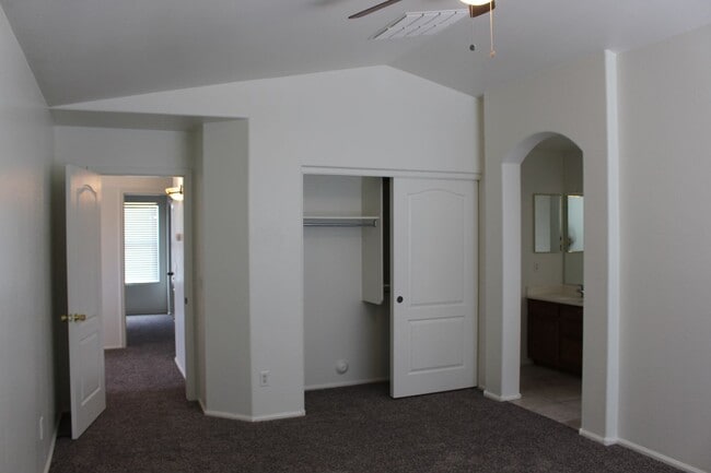 Building Photo - 3 bedroom with loft in Cheatham farms