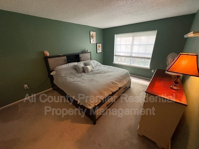 Building Photo - 60 Versailles Ct
