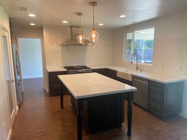 Building Photo - Beautiful, Updated 3 Bed/2 Bath in Highly Desired San Carlos!