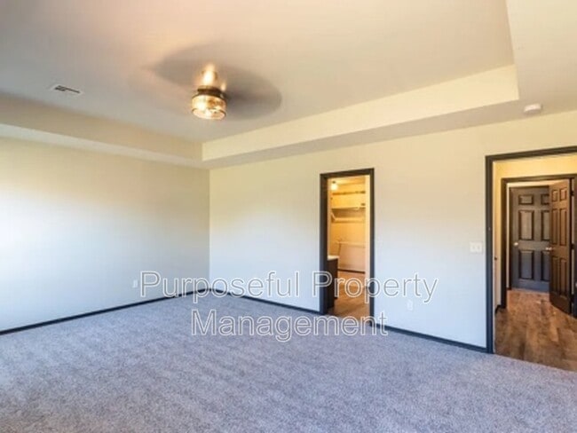 Building Photo - 1425 Sandstone Dr