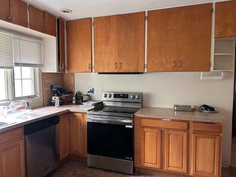 Building Photo - 176 Brush Hill Rd