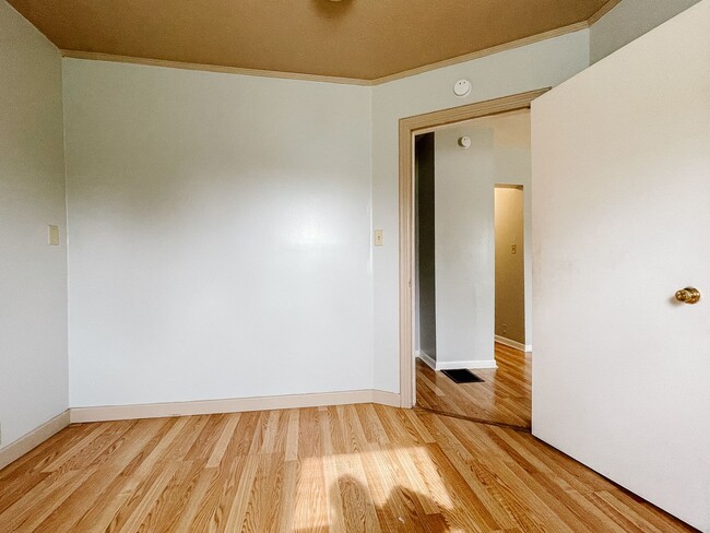 Building Photo - Enclosed Porch