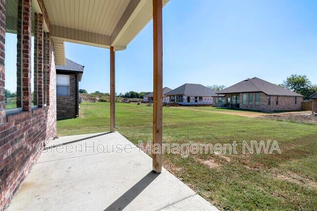 Building Photo - 710 W Jillian St