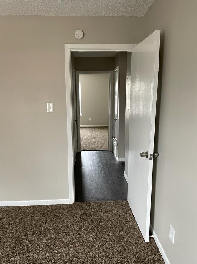 Building Photo - 609 S 5th St