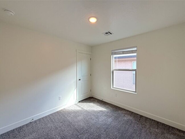 Building Photo - 4 bed, 2.5 bath home w/2 car garage