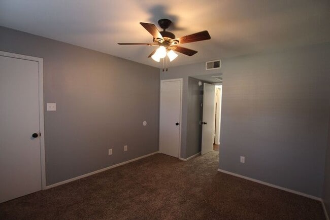 Building Photo - Available! 1 Bed 1 Bath, Downstairs Unit a...