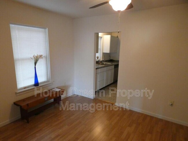 Building Photo - 930 Bryant Ave