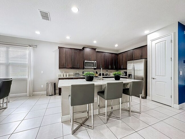 Building Photo - 8 Bedrooms 7 baths on a resort community