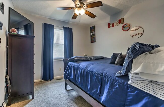 Building Photo - 420 SE Onyx Dr